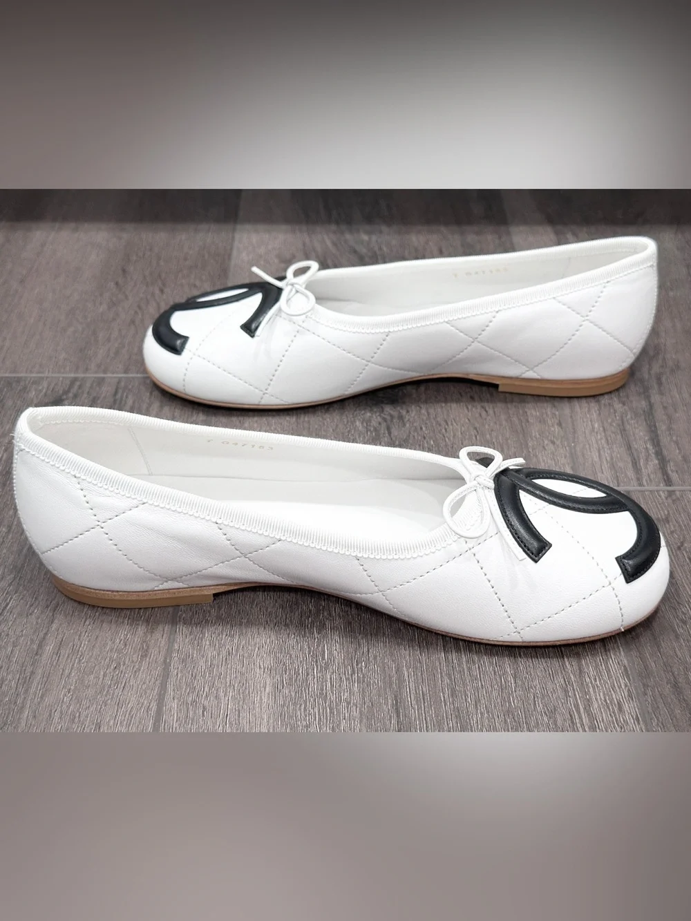 NEW CHANEL CAMBON WHITE QUILTED LEATHER FLATS WITH LARGE BLACK CC LOGO size 38.5 - Picture 13 of 16